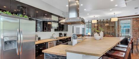 冷蔵庫、電子レンジ、オーブン、コンロ