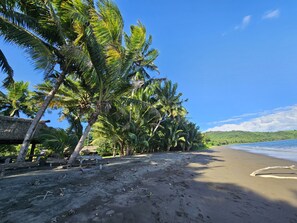En la playa, camastros y toallas de playa 