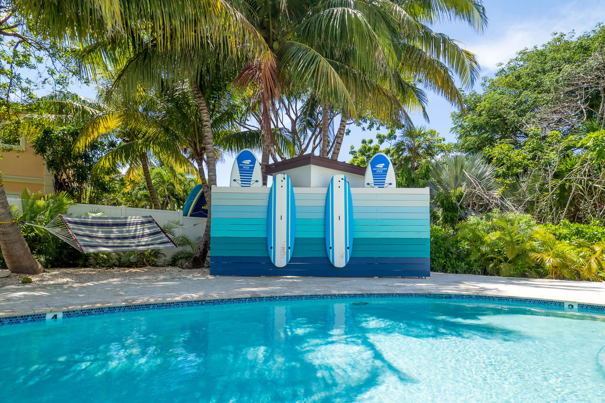 Piscine extérieure, piscine chauffée, chaises longues