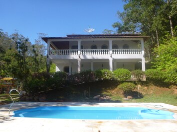 Casa frente para piscina e lago