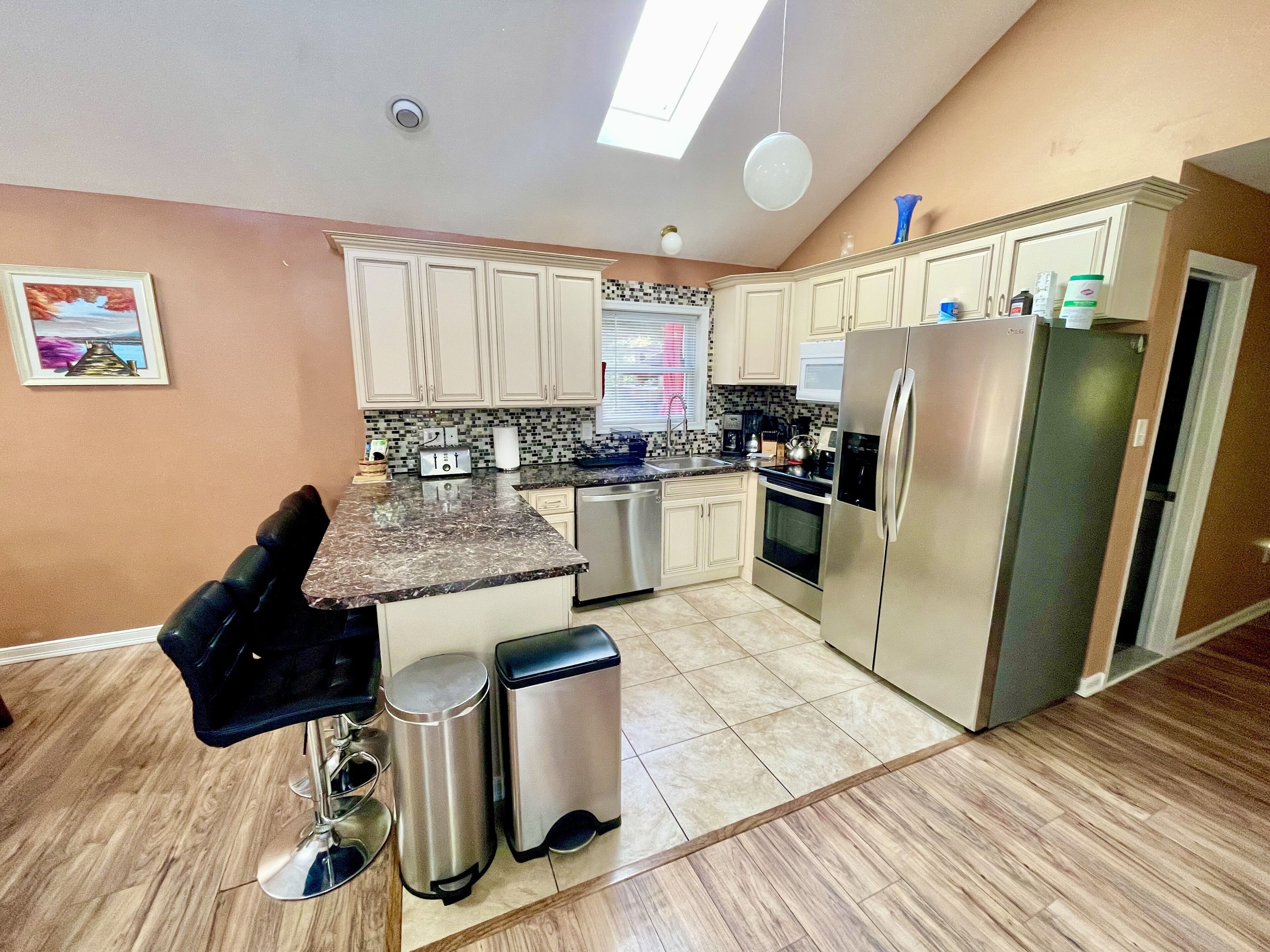 Peaceful house with hot tub, private swimming pool, etc. 