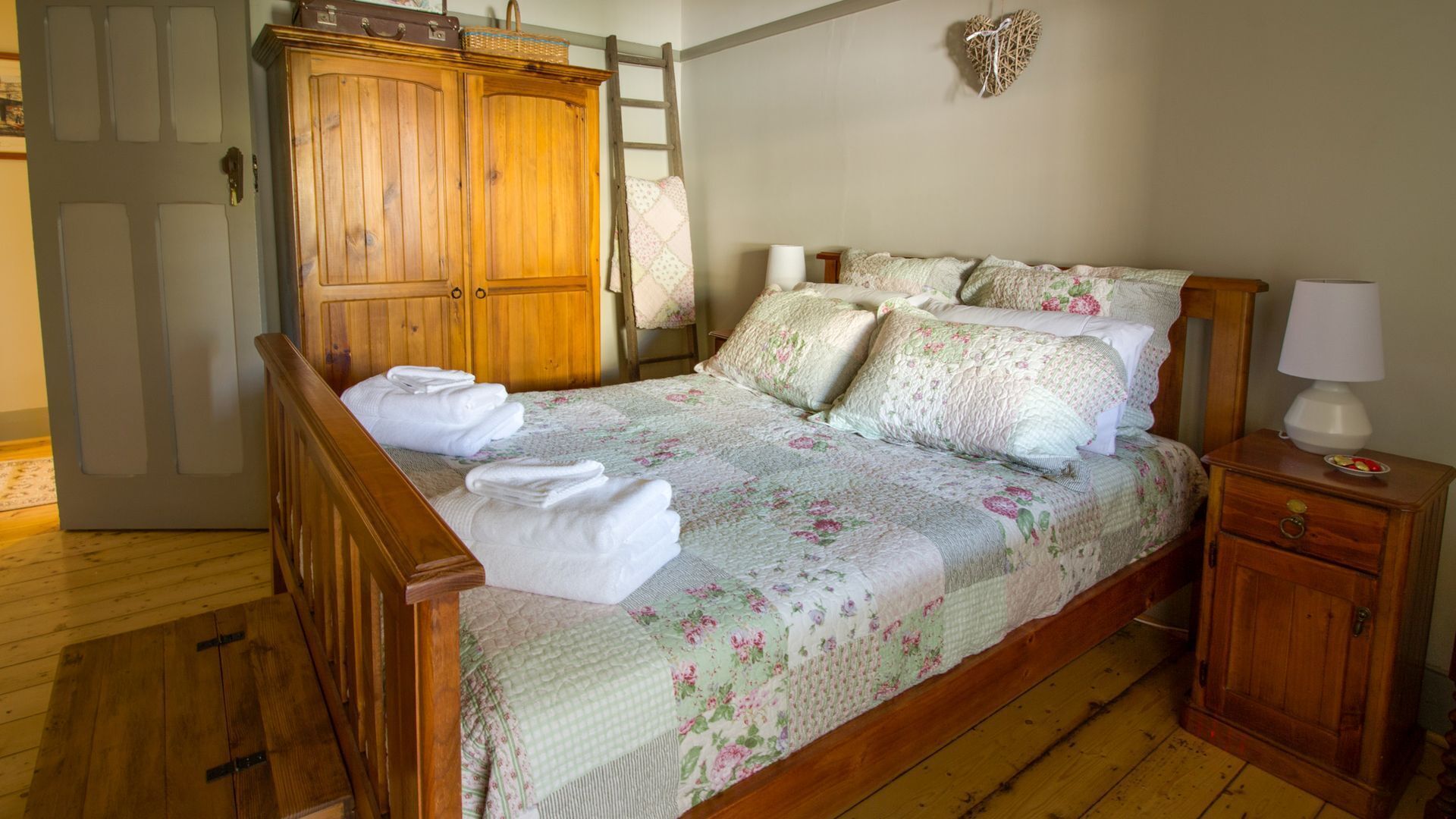 Crossfield Cottage Bed & Breakfast is centrally located in the Riverland, SA