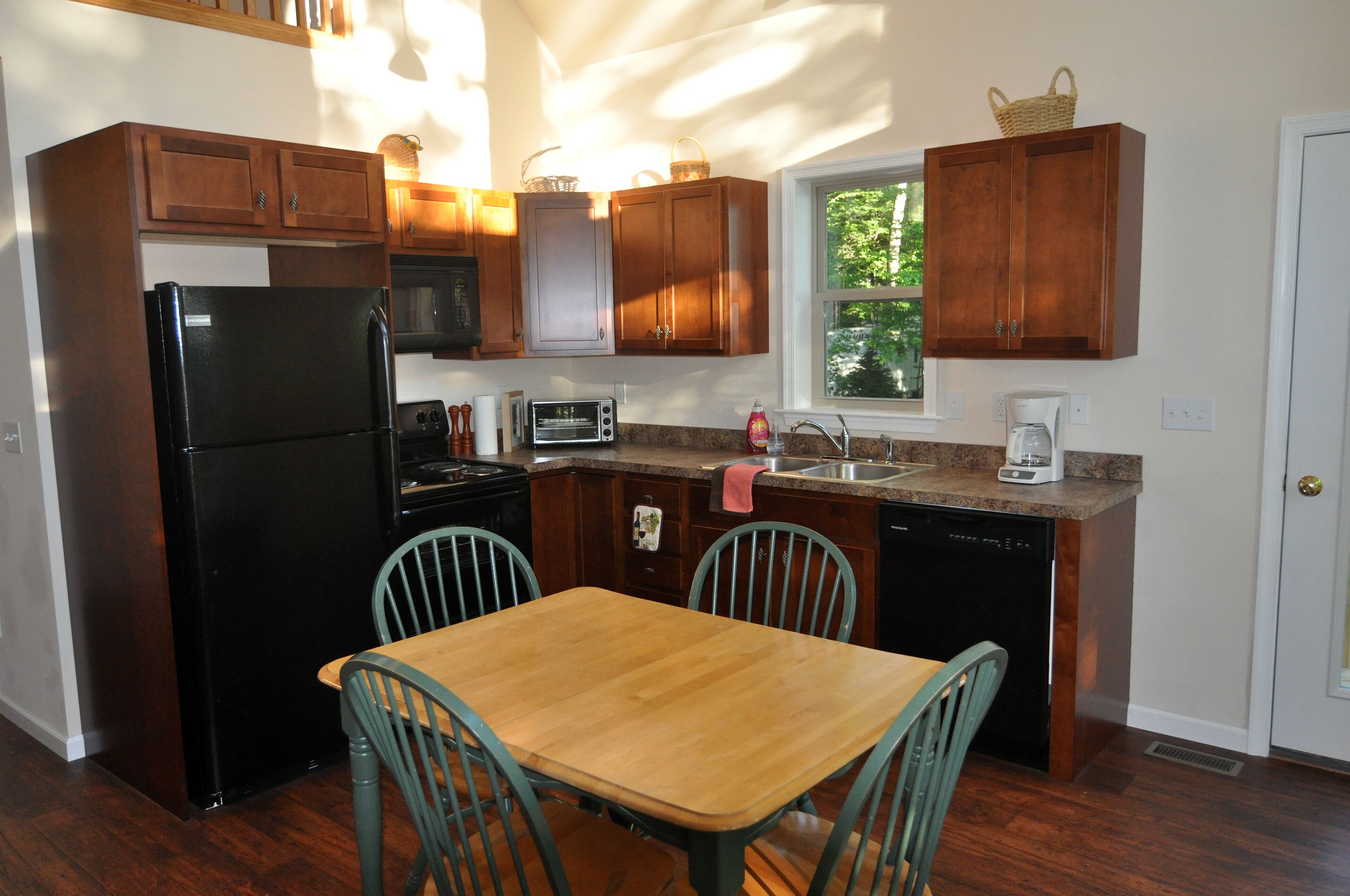 BEST WALLENPAUPACK SUNSETS - LAKEFRONT CHALET W SEASONAL DOCK/AC/Private Setting