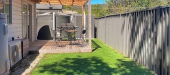 River Rock Cottage Centrally located and Dog friendly
