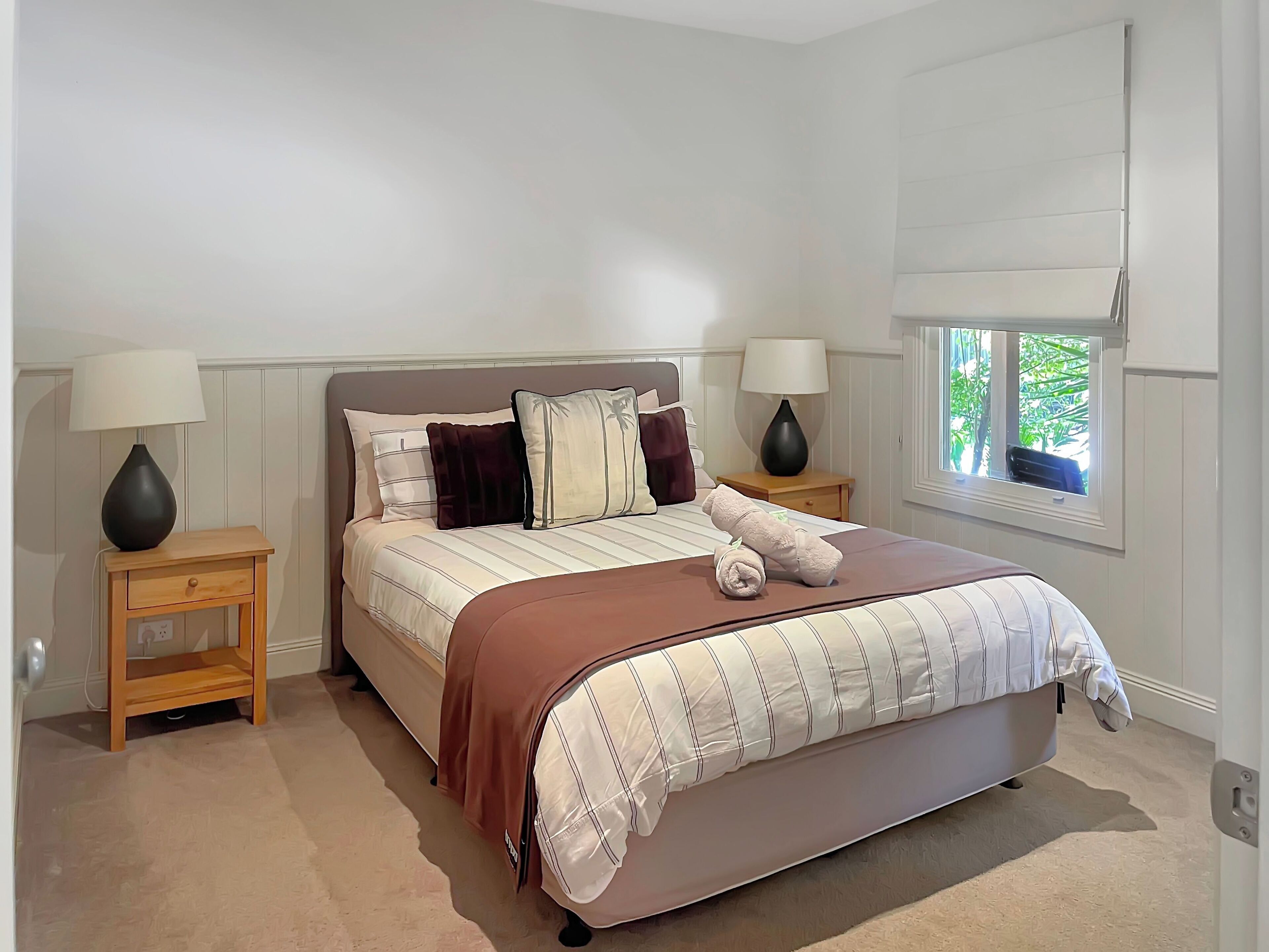 2 habitaciones, tabla de planchar con plancha y ropa de cama 