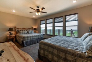 8 bedrooms, iron/ironing board, travel cot, free WiFi - Sleep 36 - 16 King Beds - Indoor Pool - Right by SDC - Vanessa's Vacation Homes (Branson)