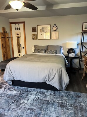 Iron/ironing board, free WiFi, bed sheets - Queen studio, sleeps 2 people (San Jose)