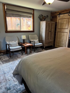 Iron/ironing board, free WiFi, bed sheets - Queen studio, sleeps 2 people (San Jose)