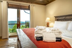 4 slaapkamers, een strijkplank/strijkijzer, gratis wifi, beddengoed