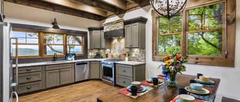 Réfrigérateur, four, lave-vaisselle, cafetière/bouilloire