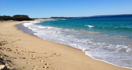 Justo al otro lado de la hermosa playa de Kirbys!