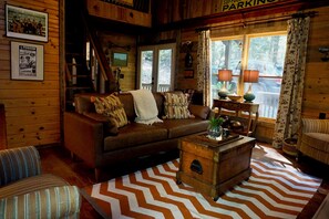 Smart TV, fireplace, DVD player, books - Birdsong, Blue Ridge Retreat. Quiet cabin on the river. 6 miles from Blue Ridge (Blue Ridge)