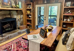 Smart TV, chimenea, reproductor de DVD, libros