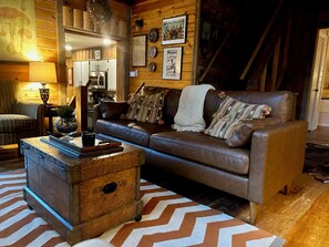 Smart TV, fireplace, DVD player, books - Birdsong, Blue Ridge Retreat. Quiet cabin on the river. 6 miles from Blue Ridge (Blue Ridge)