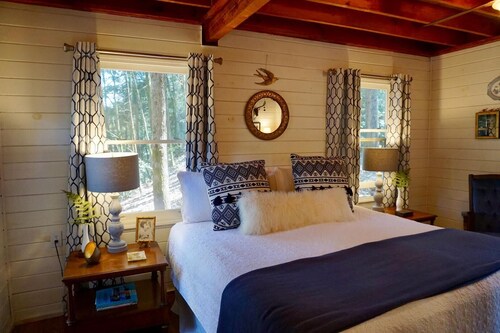 Birdsong, Blue Ridge Retreat. Quiet cabin on the river. 6 miles from Blue Ridge