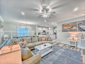 Smart TV, video games, Netflix, ping pong - Free Heated Pool, 3 Blocks to Beach, Elevator, Hot Tub, Kids Room, 3D Theater, EV Charger (Hilton Head Island)