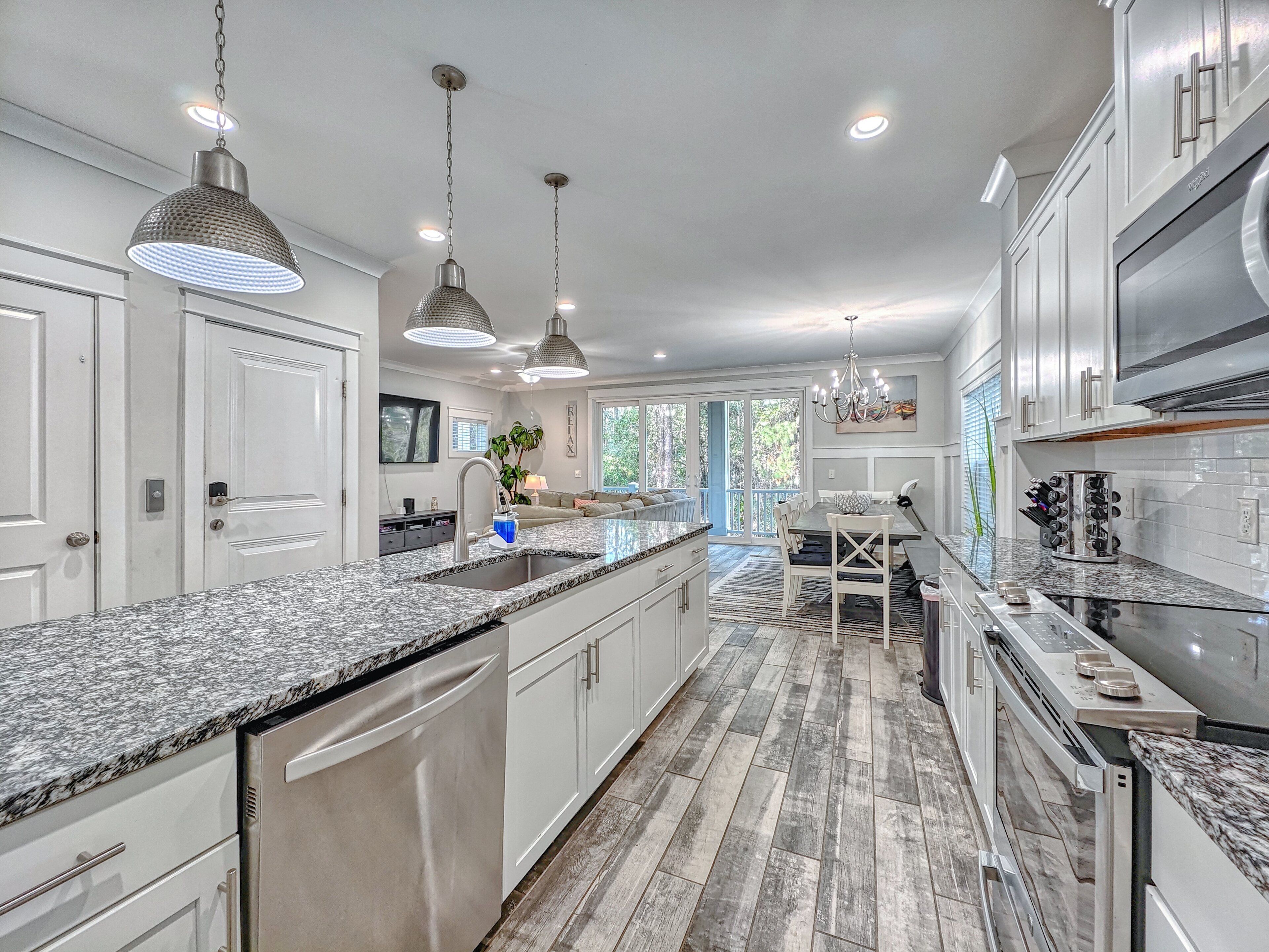 Jääkaappi, mikroaaltouuni, uuni, liesi