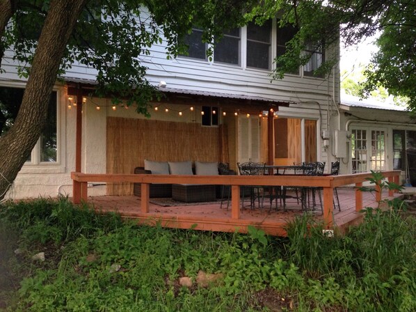 Outdoor dining - Perch Or Flounder On The Blanco River (San Marcos)