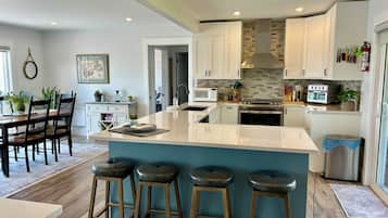 Geladeira, micro-ondas, fogão, cooktop