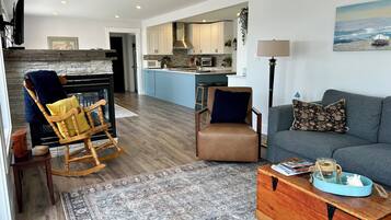 Smart TV, lareira, livros