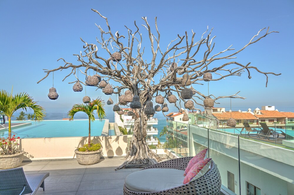 Charming apartment/1 bedroom /1.5 baths /pool, jacuzzi,Gym,heart romantic zone