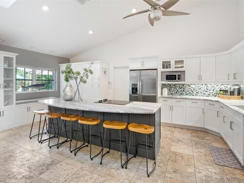 Homey and comfy  “Vintage” like  4 Br Cottage 1 Block to Beach