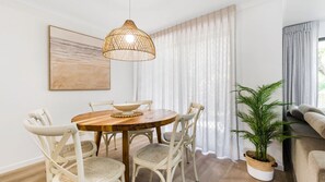 Dining - RESORT ACCOMMODATION, PERFECT FOR YOUNG FAMILIES (Noosaville)