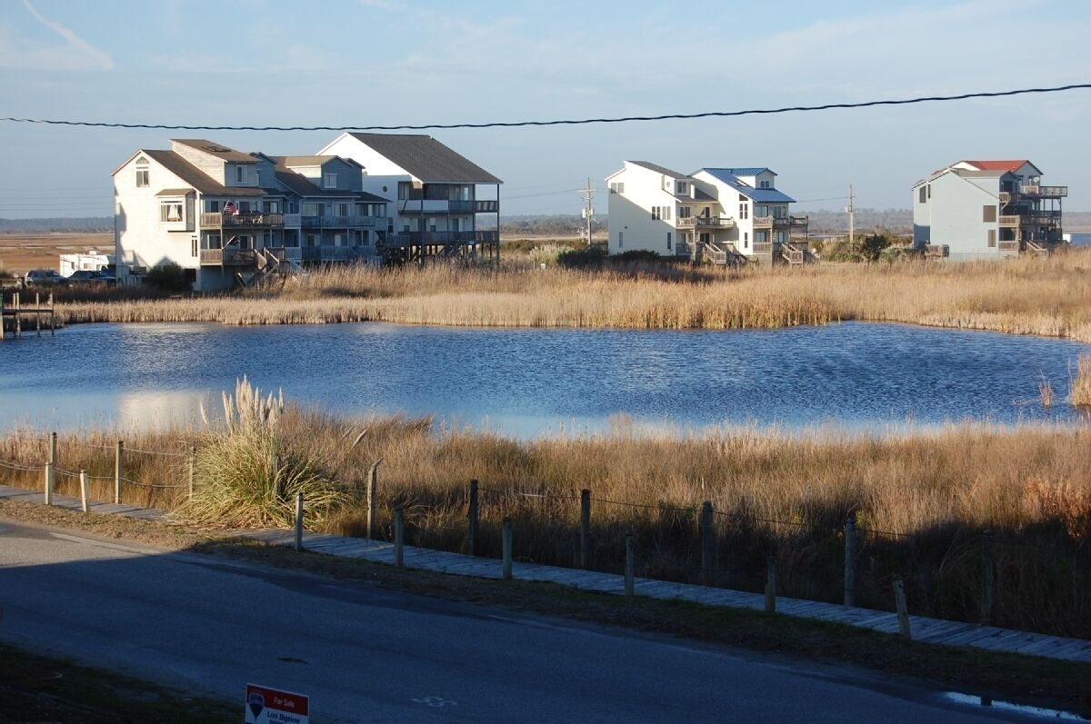 End of island: Ocean/Sound/Pond views. 3B/3Ba. Pets! 3m walk to beach crossover!