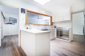 Fridge, microwave, oven, stovetop - Rosebud Sea Central Holiday Destination with Outdoor Pool (Rosebud)