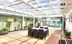 Outdoor dining - Rosebud Sea Central Holiday Destination with Outdoor Pool (Rosebud)