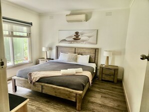 4 bedrooms, iron/ironing board, WiFi, bed sheets - Rosebud Sea Central Holiday Destination with Outdoor Pool (Rosebud)