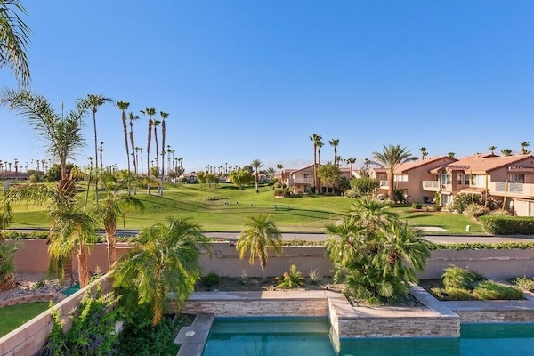 Een buitenzwembad en een verwarmd zwembad