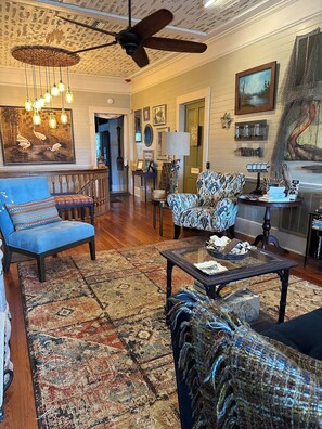 Een smart-tv, een open haard, boeken en een stereo