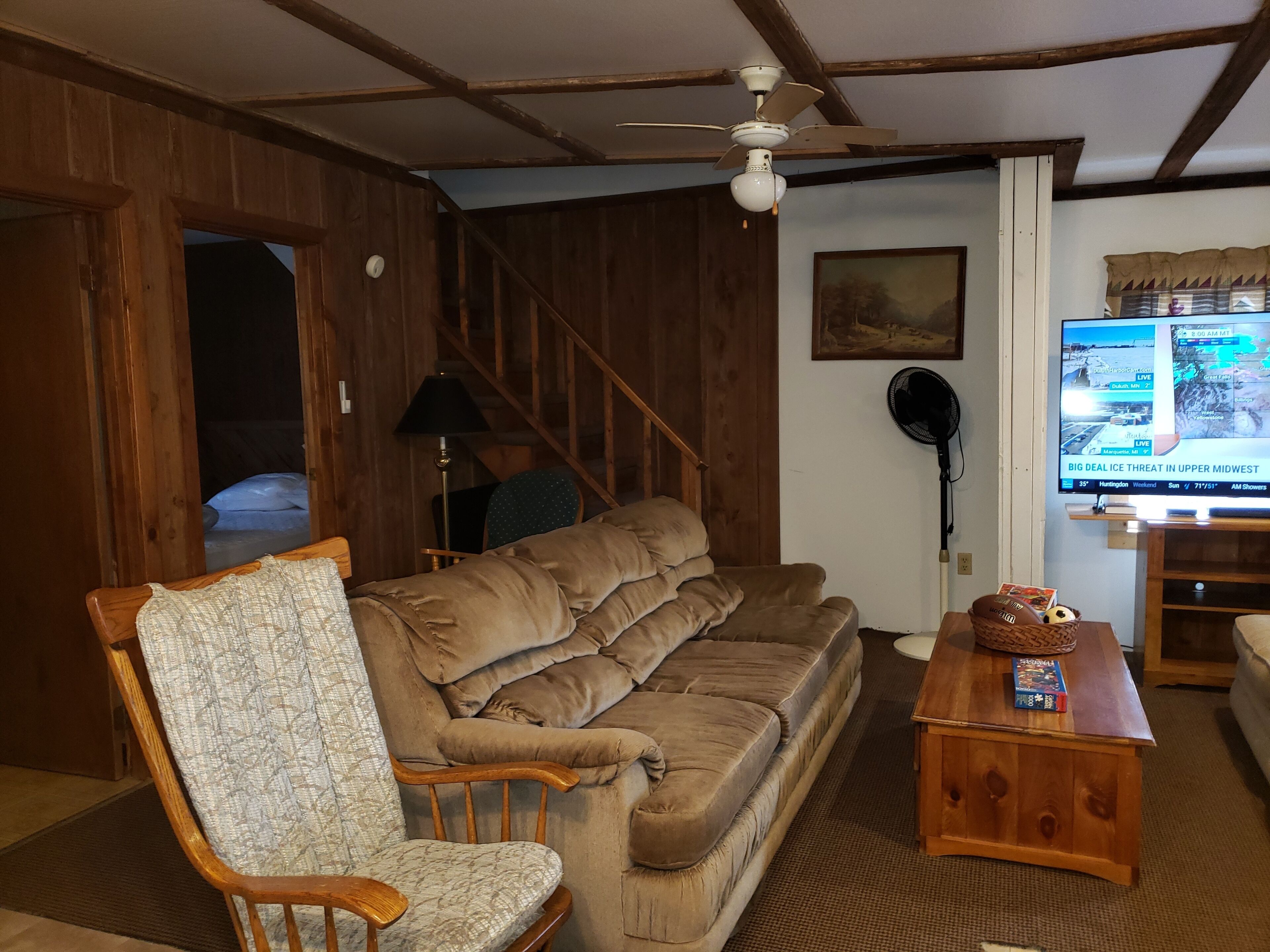 Comfy cabin in the woods with huge party deck