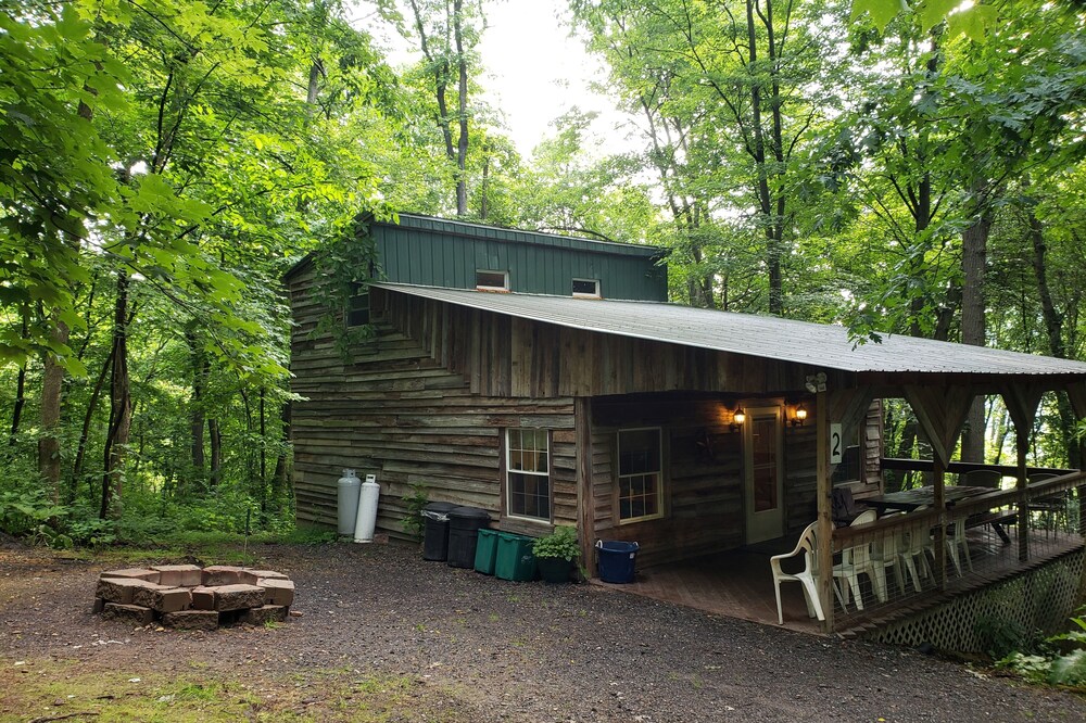 Comfy cabin in the woods with huge party deck