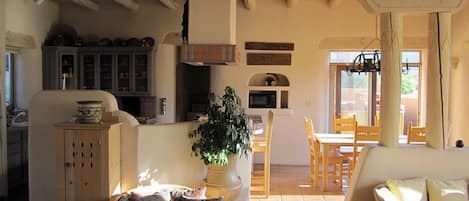 TV connectée, cheminée, lecteur de DVD, livres