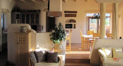 CASA COYOTE - Taos Custom Adobe Home - Näkymät / Uinti / Ski / Kylpylät / Tennis / WIFI - Los Alt