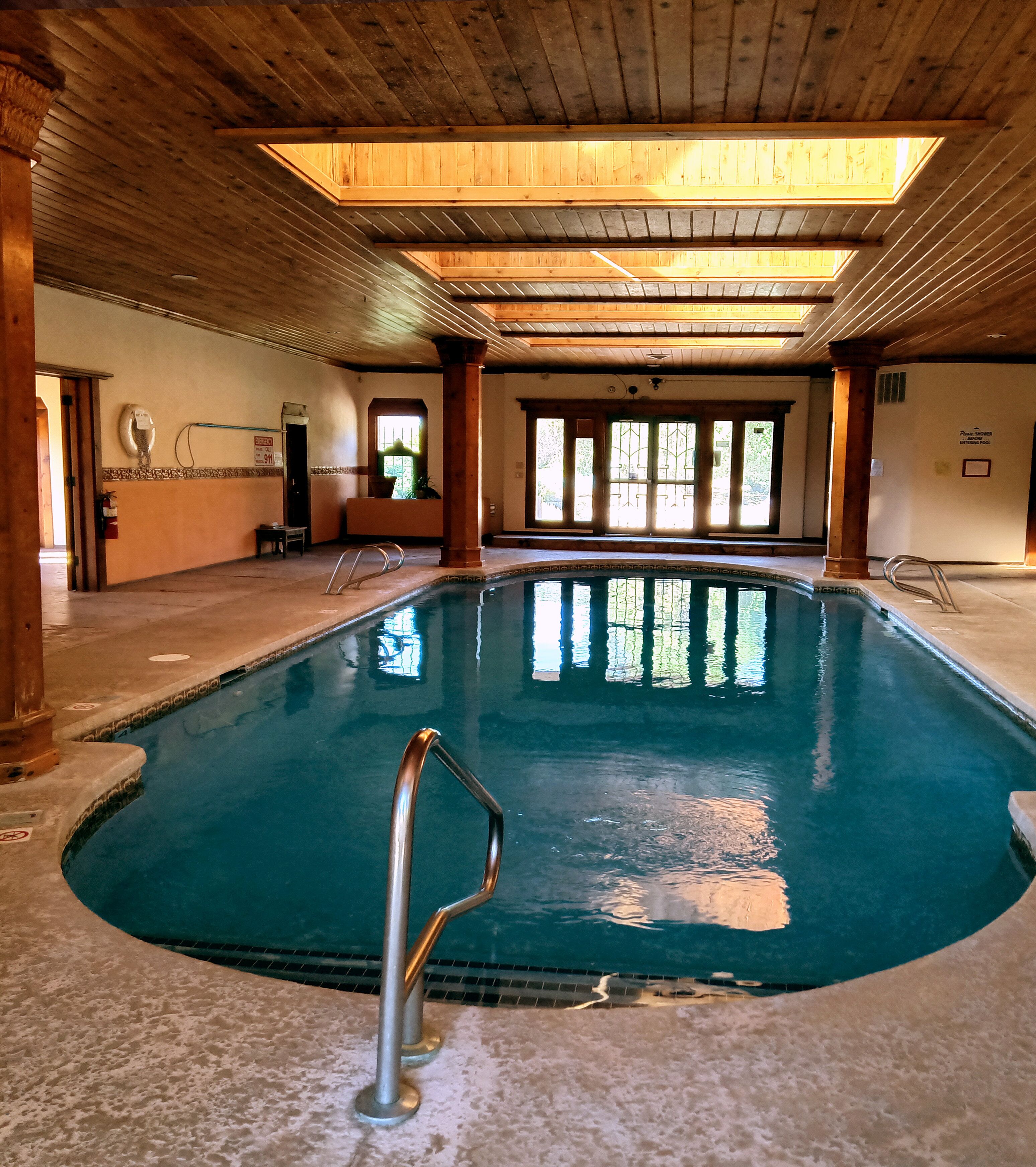 Alberca techada y alberca climatizada