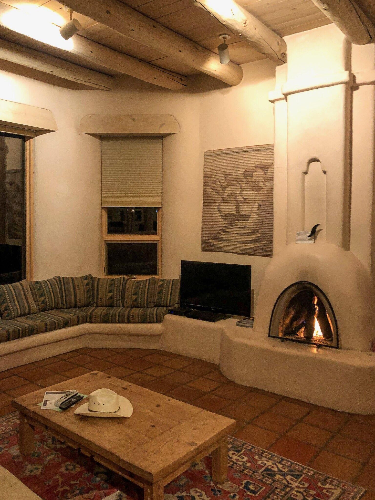 Smart TV, chimenea, reproductor de DVD y libros 