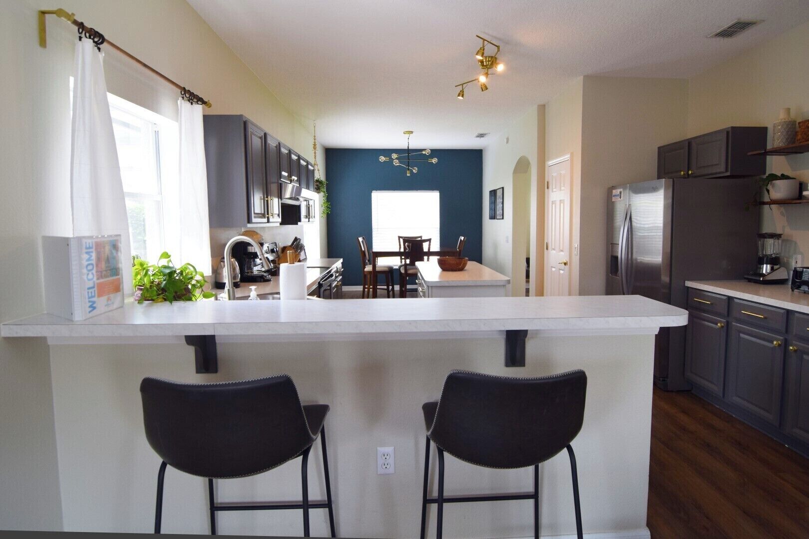 Spacious & Stylish Pool Home With Games Room On West Haven, Disney 11 miles!