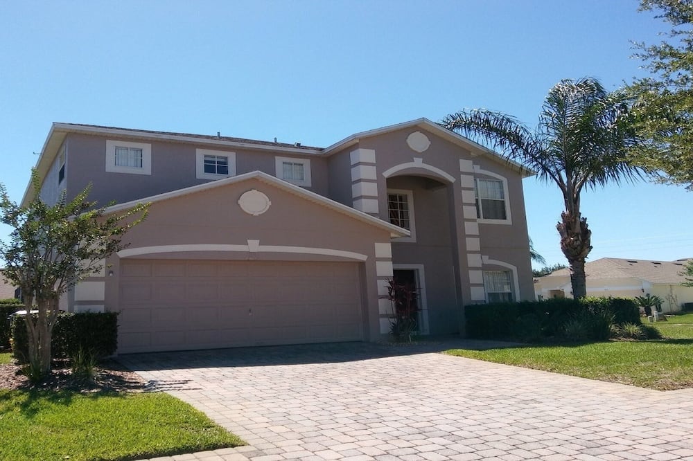 Spacious & Stylish Pool Home With Games Room On West Haven, Disney 11 miles!