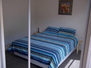 2 chambres, fer et planche à repasser, Wi-Fi, draps fournis