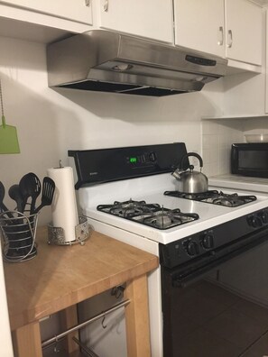 Frigorifero, forno, piano cottura, macchina per tè/caffè