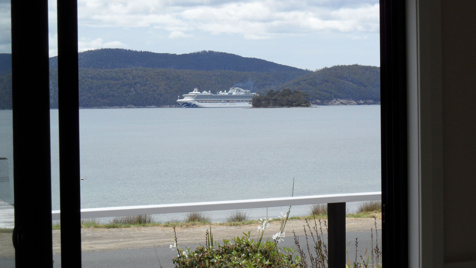 Carnarvon Bay Beach House — image 16