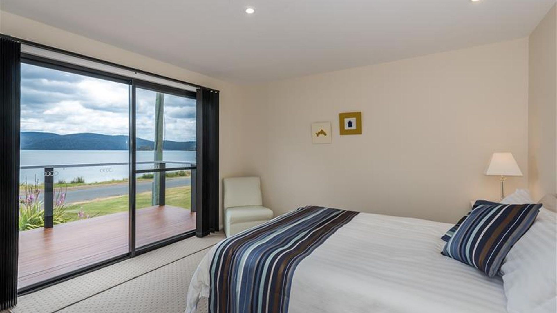 Carnarvon Bay Beach House — image 7