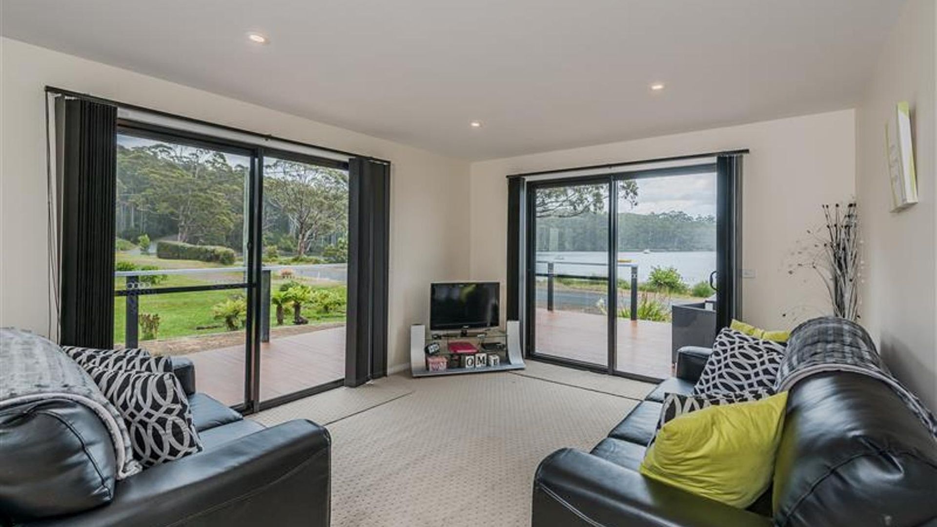 Carnarvon Bay Beach House — image 14