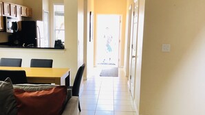 Un'ampia zona giorno con cucina, tavolo da pranzo e divano.
