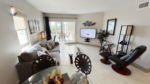 Smart-TV, DVD-Player, Bücher, Smart Speakers