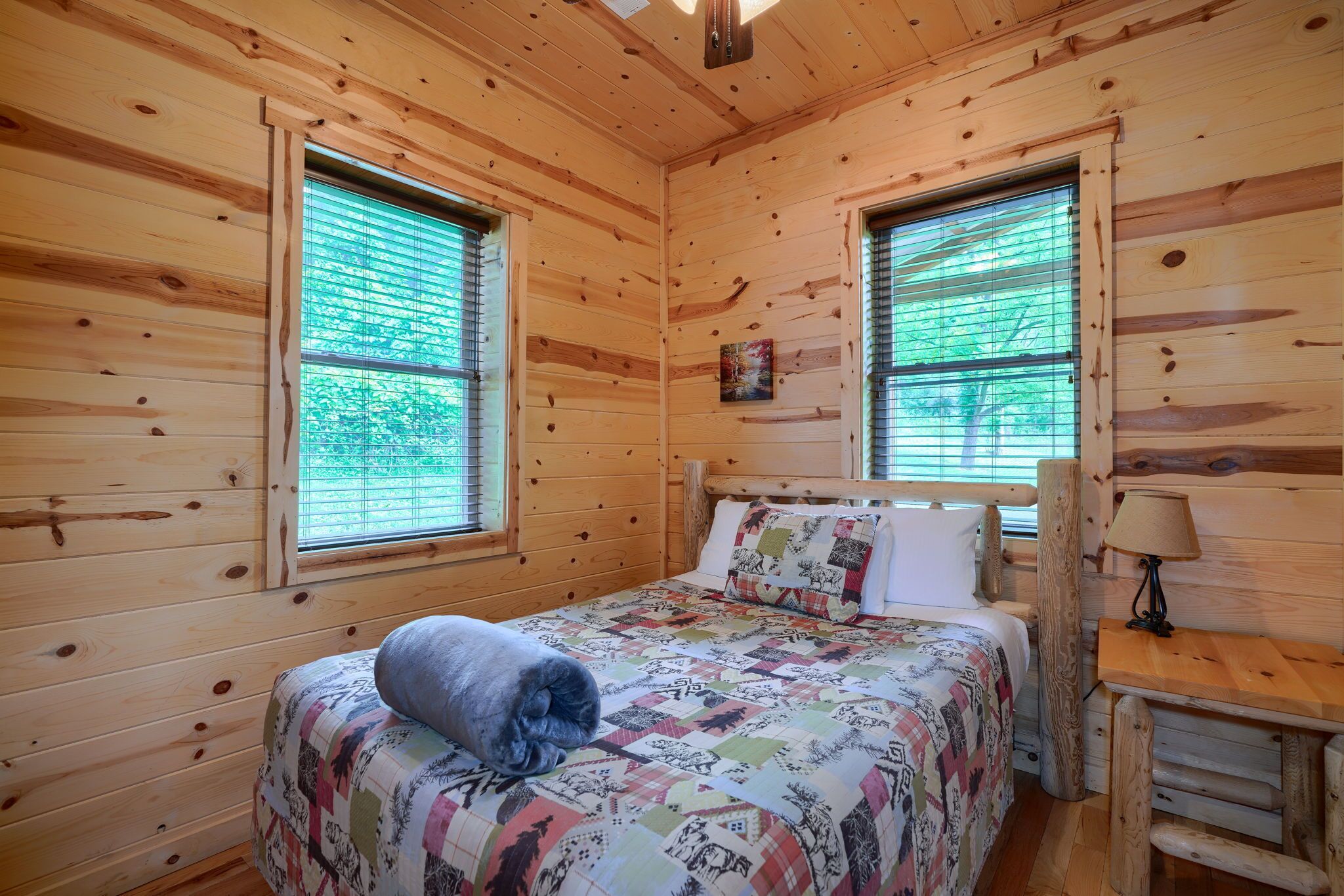 Updated, pet friendly 2 bedroom cabin close to Rock House!