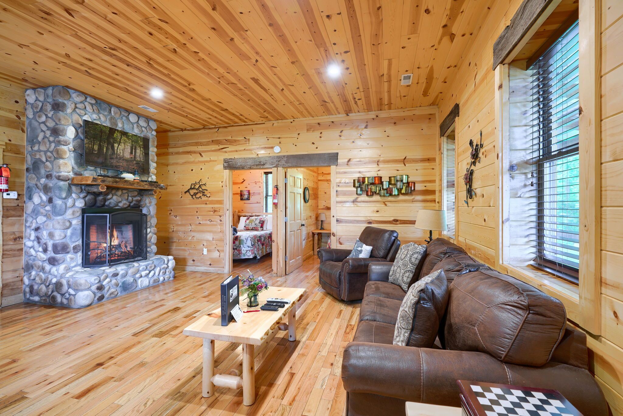Updated, pet friendly 2 bedroom cabin close to Rock House!
